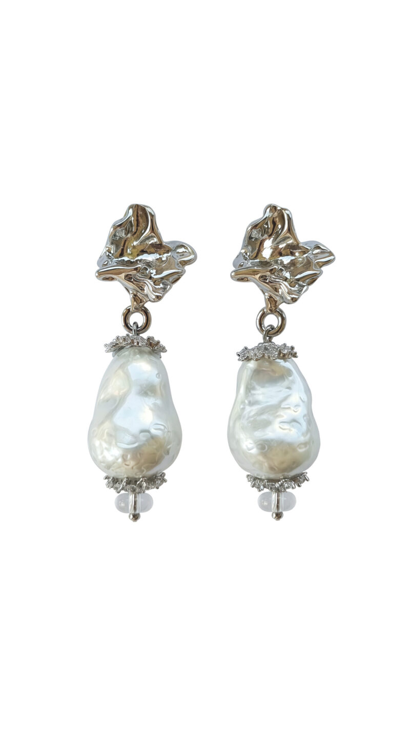 Symmetric earrings with baroque pearl rhodium-plated