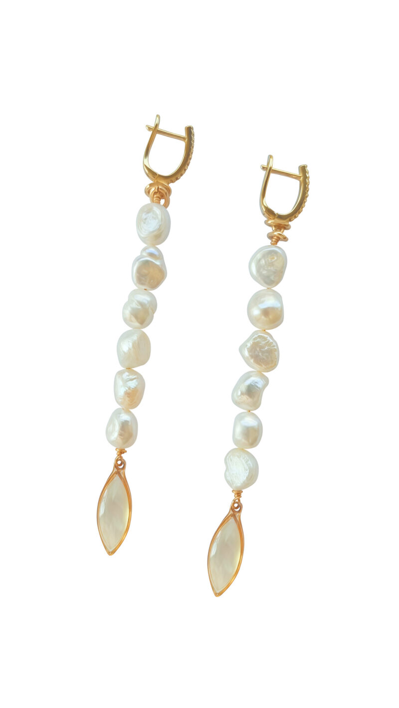 Symmetric gold-plated earrings with pearl